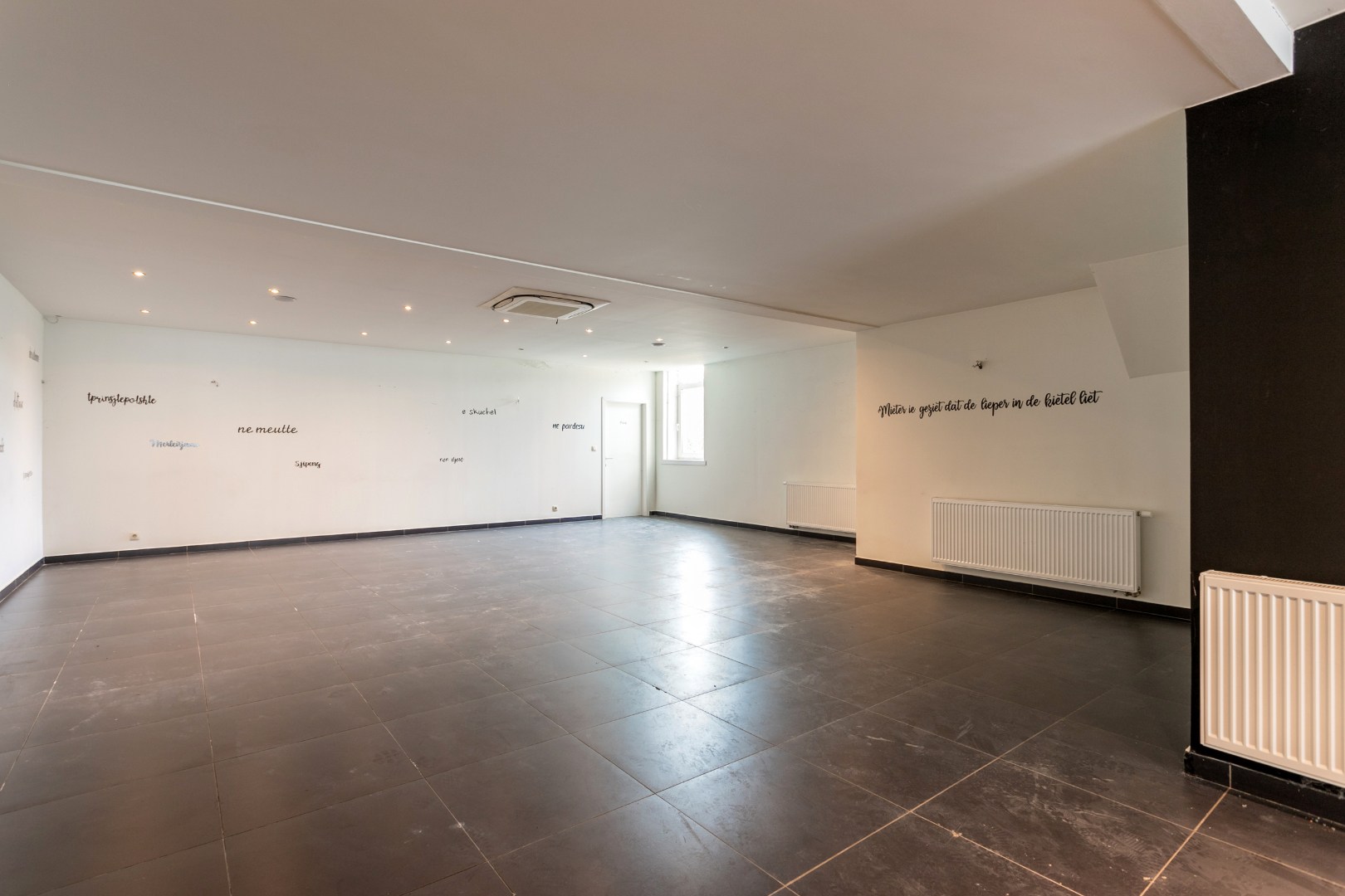 Handelsruimte met woonst op een gunstige ligging 