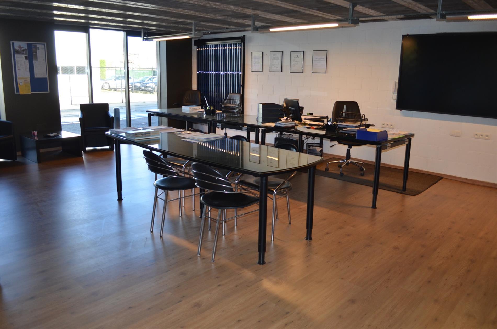Magazijn (+/- 650m²), nieuwbouw duplex loft en bureau op 921m² goed gelegen te Maldegem 