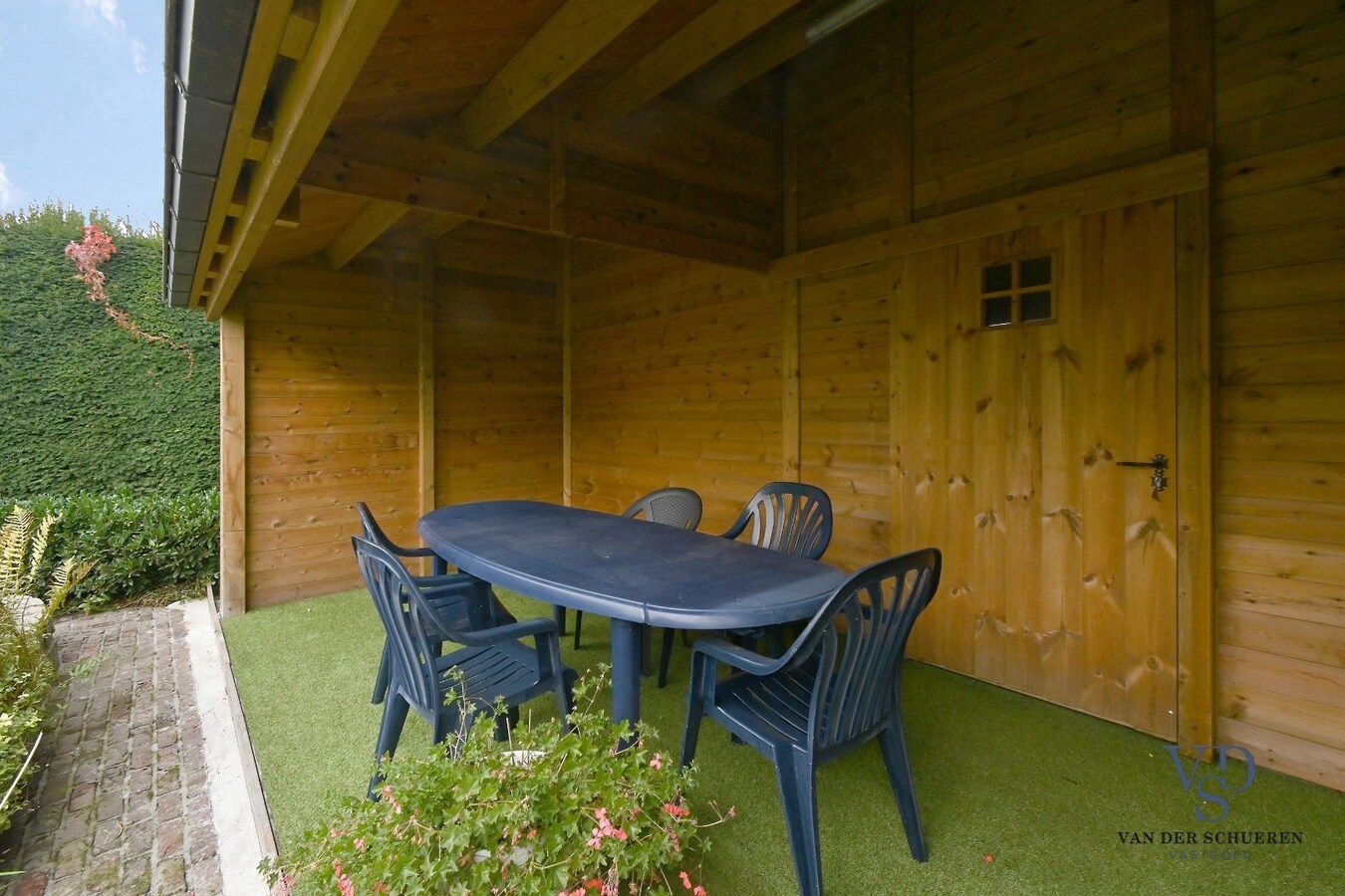 Ruim handelspand met penthouse in villastijl 