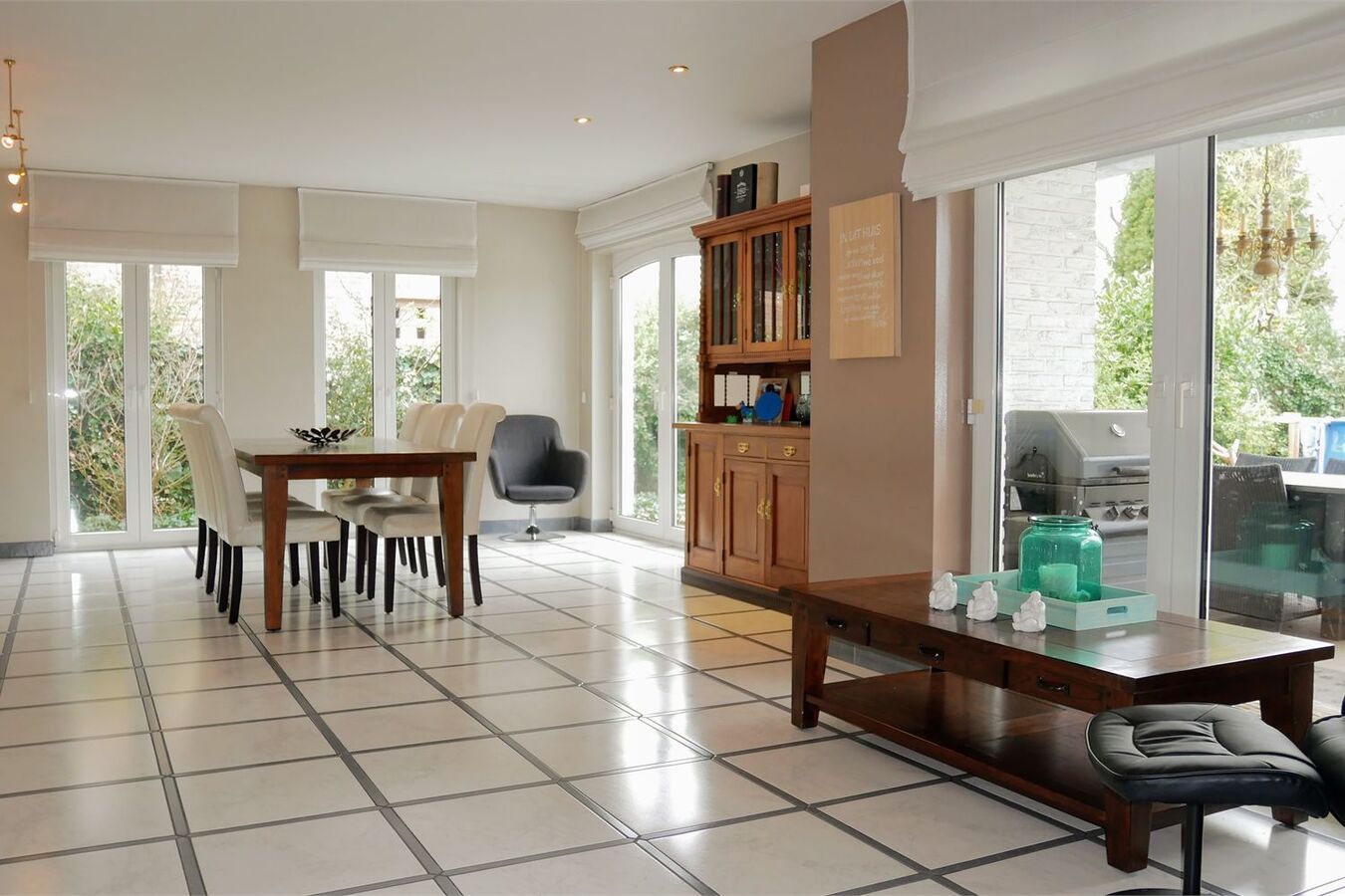 Tijdloze woning op 1254 m² in residentiële wijk 