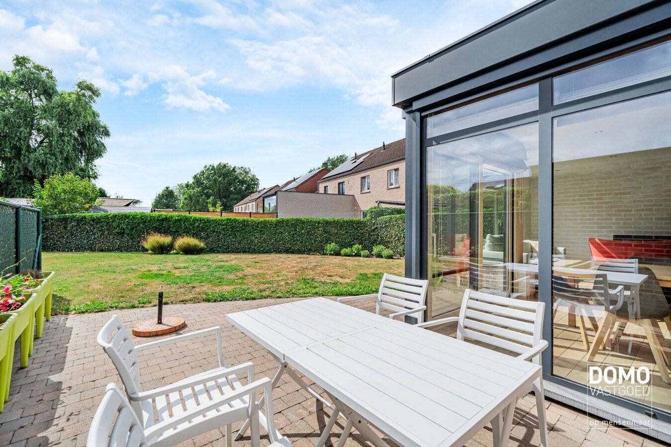 ZUIDWESTELIJK GEORIËNTEERDE DOORZONWONING MET LICHTRIJKE AANBOUW, GEZELLIGE TUIN EN RUIME GARAGE TE KURINGEN (HASSELT) 