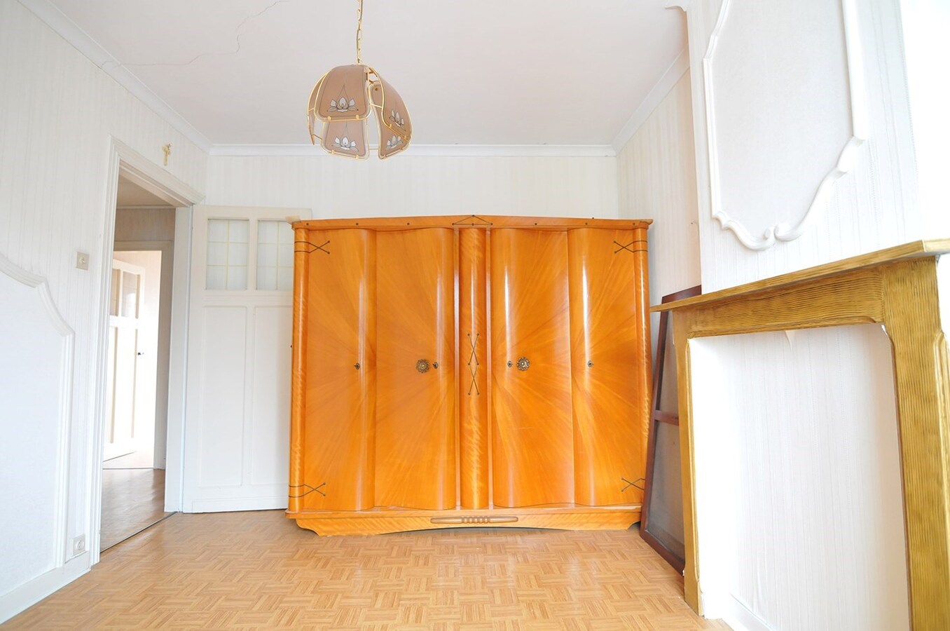 NIEUWE PRIJS Kloeke halfopen woning met 4 slaapkamers, tuin en garage 