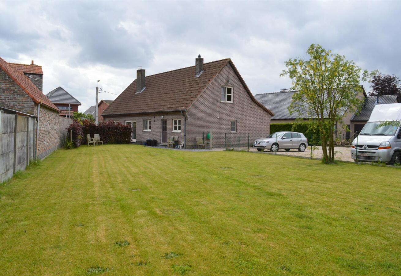 Ruime woning met stalgebouw op 6.723m² te Waarschoot 