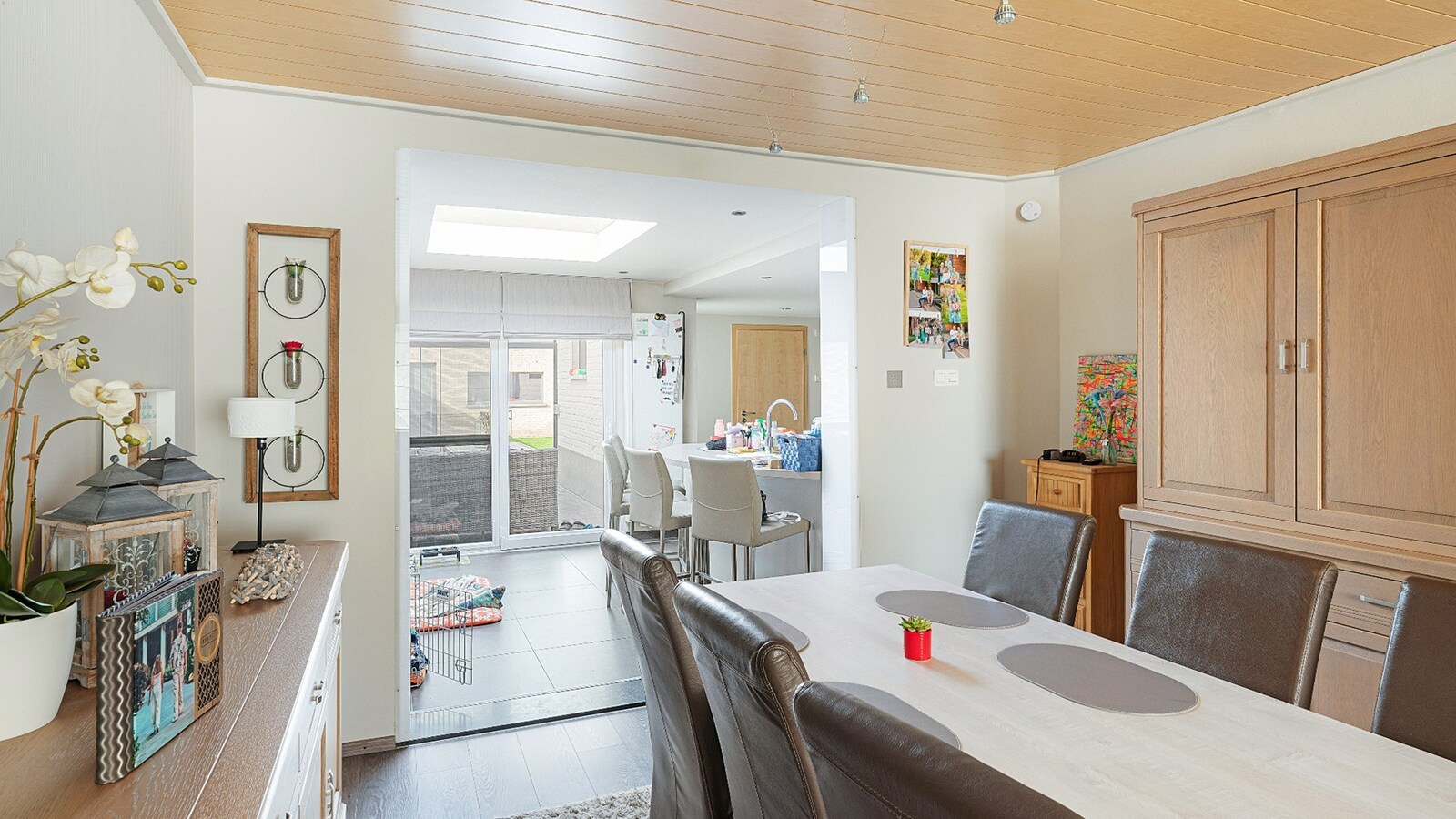 Instapklare en ruime gezinswoning met dubbele garage in het hart van Zeebrugge. 