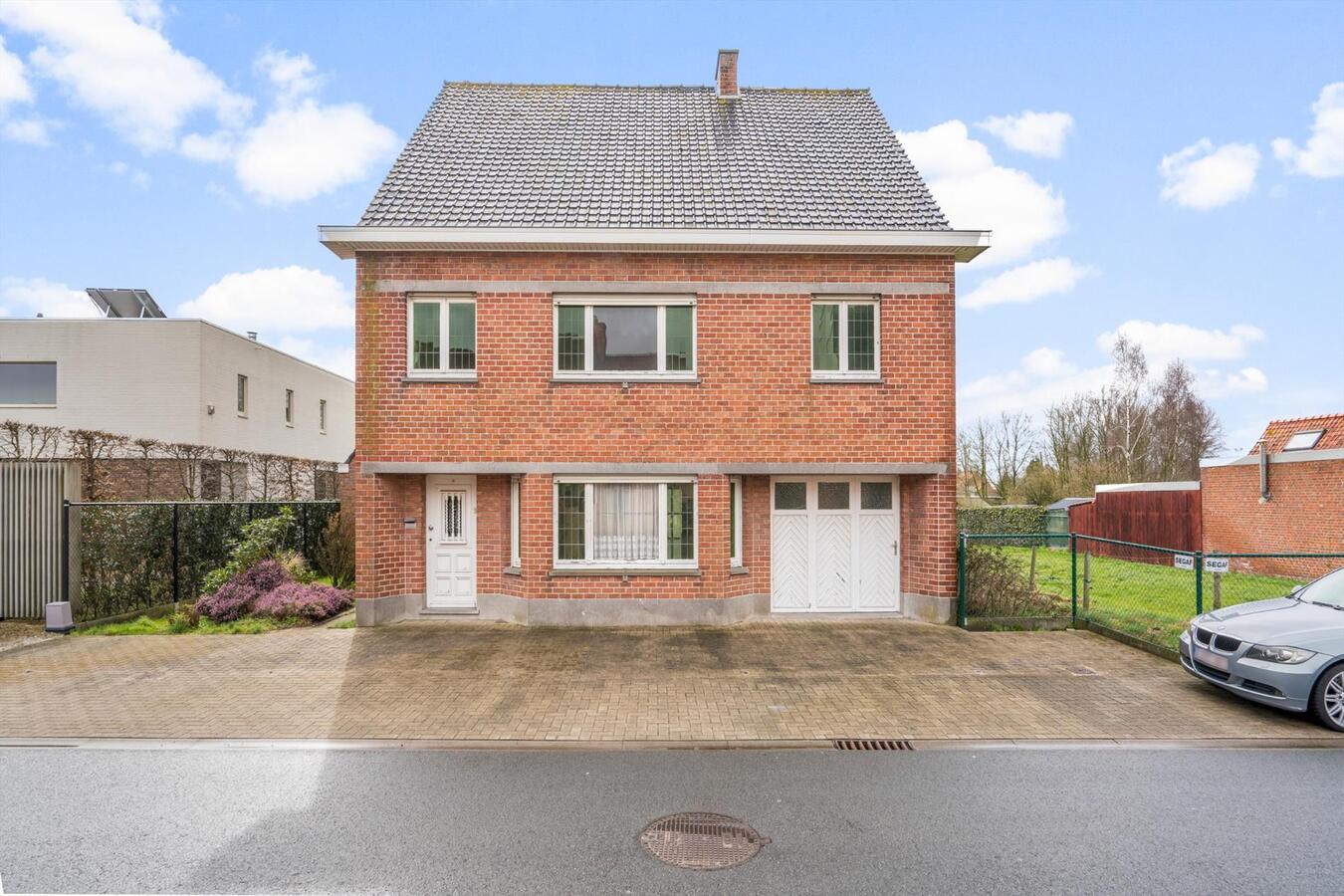 Rustige gelegen open bebouwing met bouwgrond op 1780 m² te Koekelare 