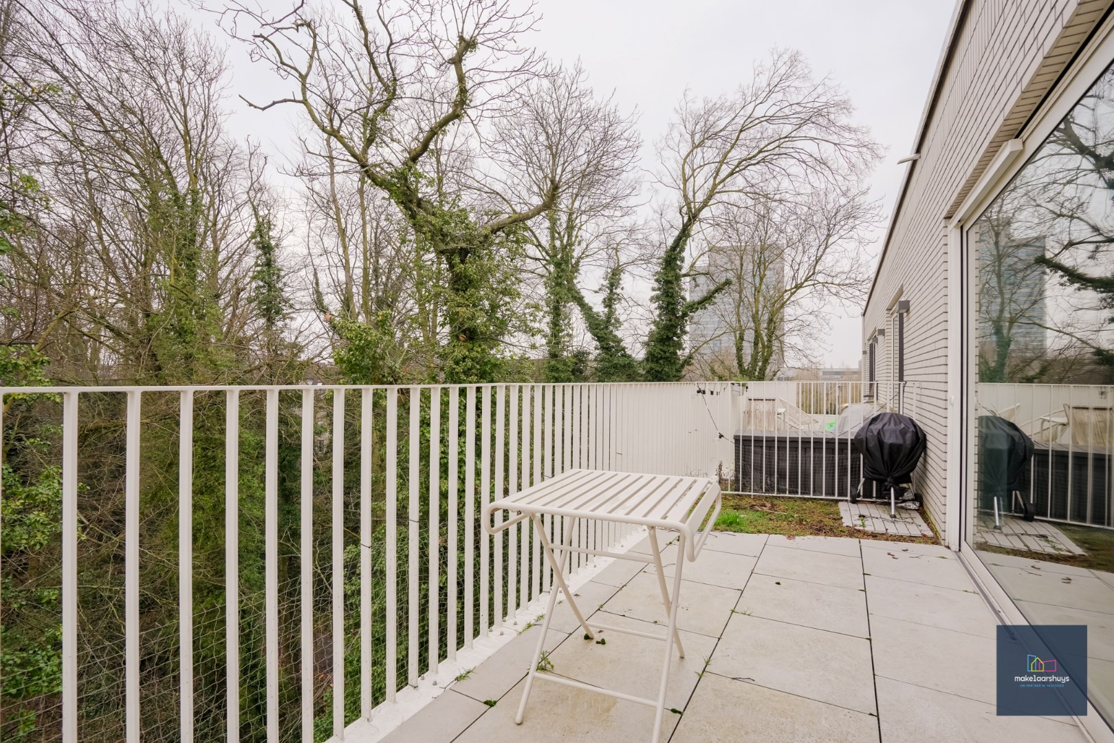 2-slpk.app met ruim terras, kelder, garage en laadpaal 