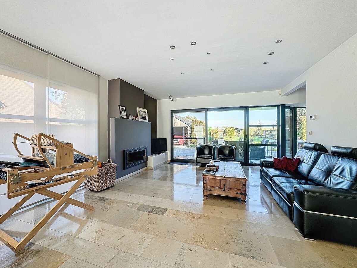 Ruime gezinswoning met knappe tuin te Erwetegem 