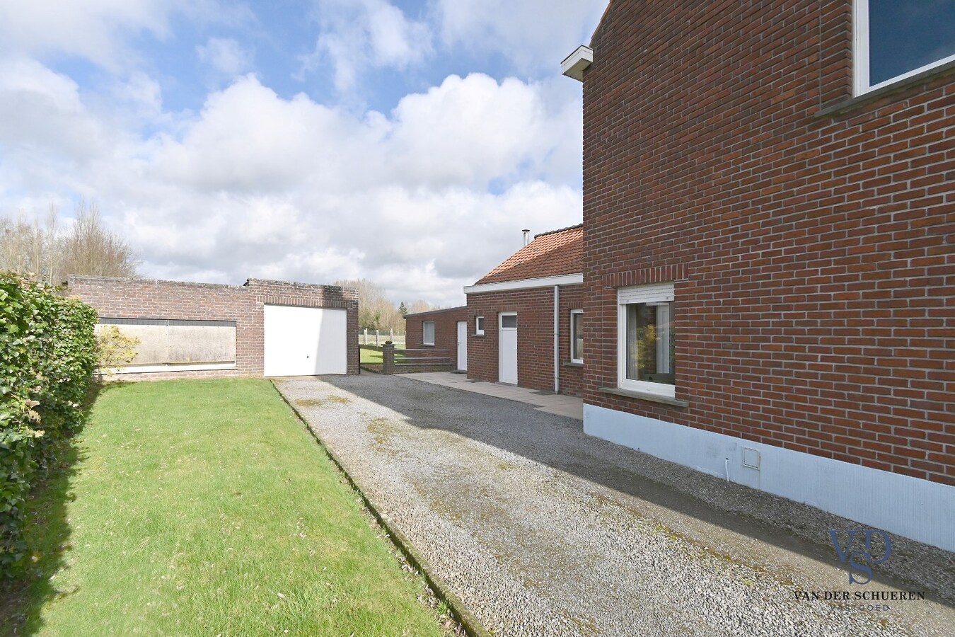 Half Open gezinswoning met potentieel 