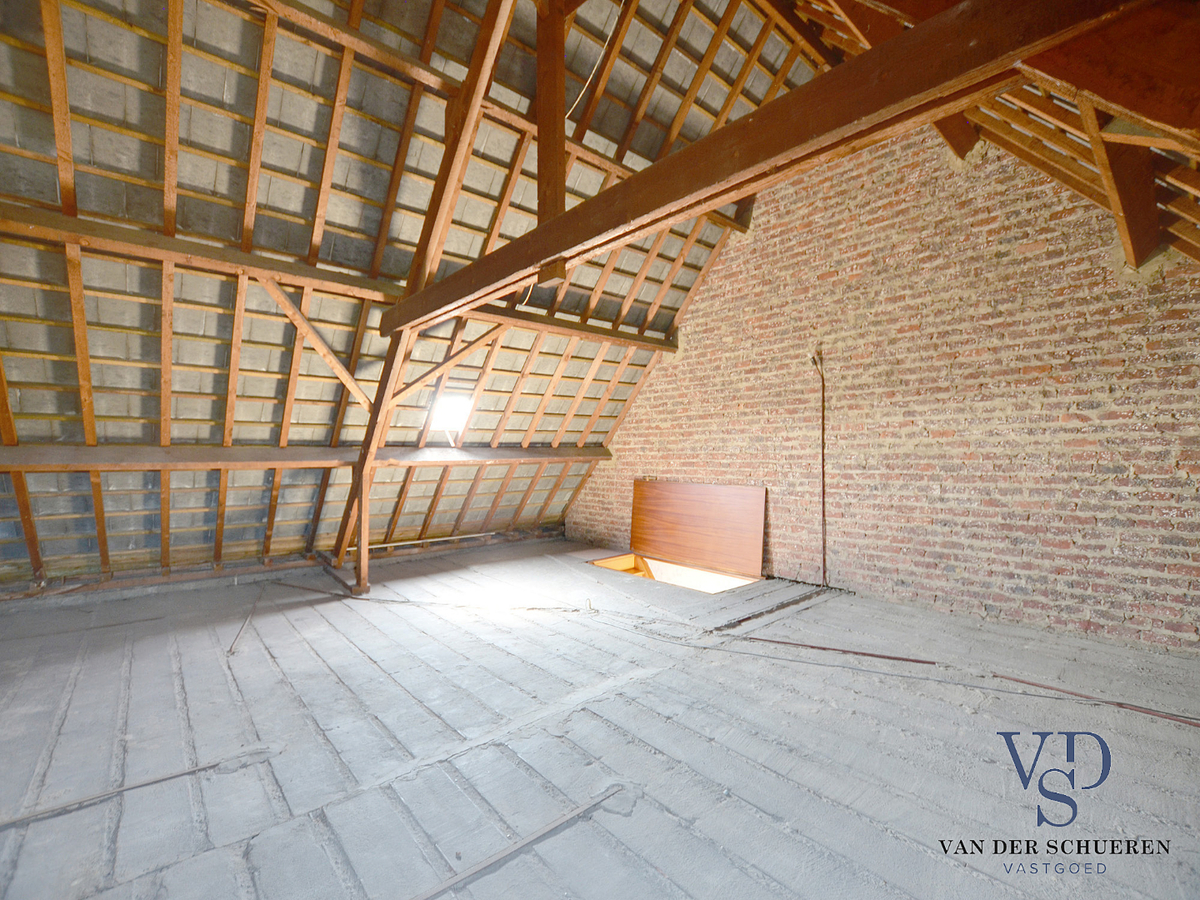 Degelijke woning met tuin en afz. garage. 