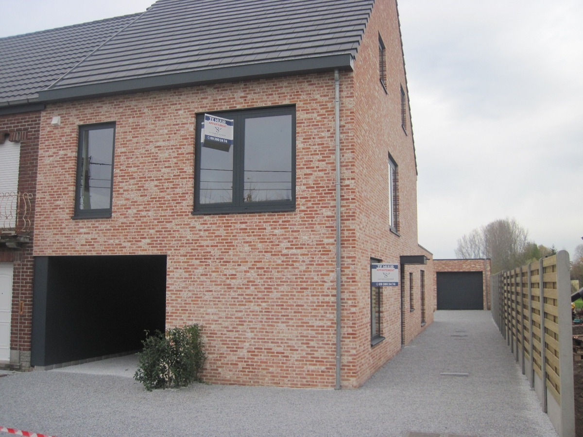 Splinternieuw ruim gelijkvloers appartement. 