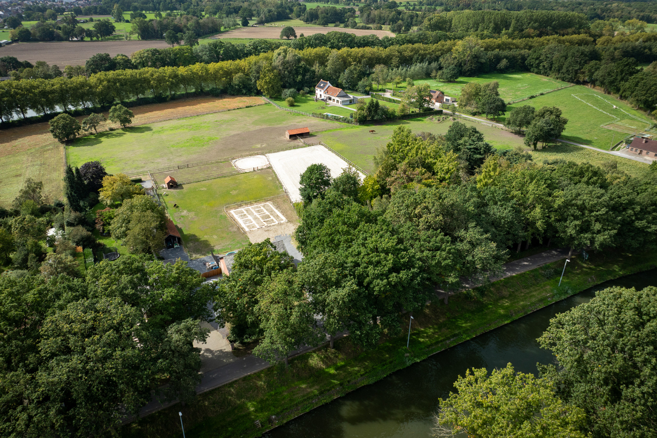 Zeer ruim (+/-550m²!) landhuis + gezellige woning met buitenpiste, paddock en weides op ca. 2ha met vergunning stalgebouw 200m² 