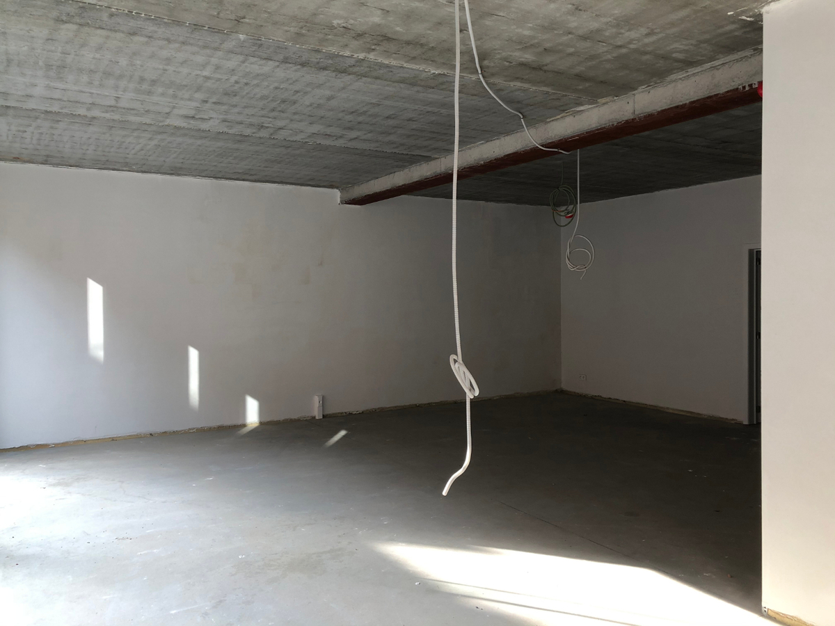 Splinternieuw gelijkvloers handelspand (winkel of kantoor). 