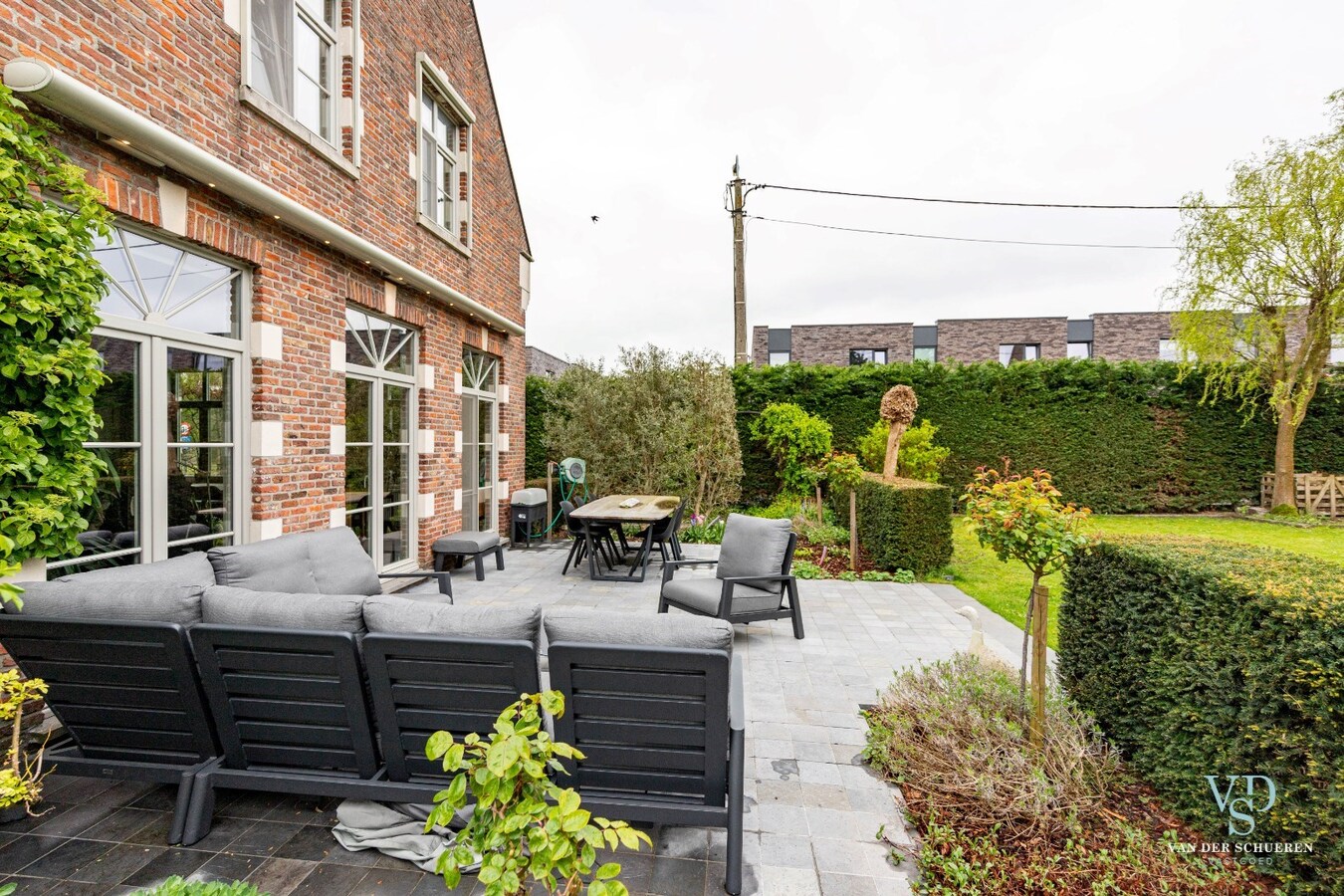 Ruim en stijlvol wonen in hartje Gavere. 