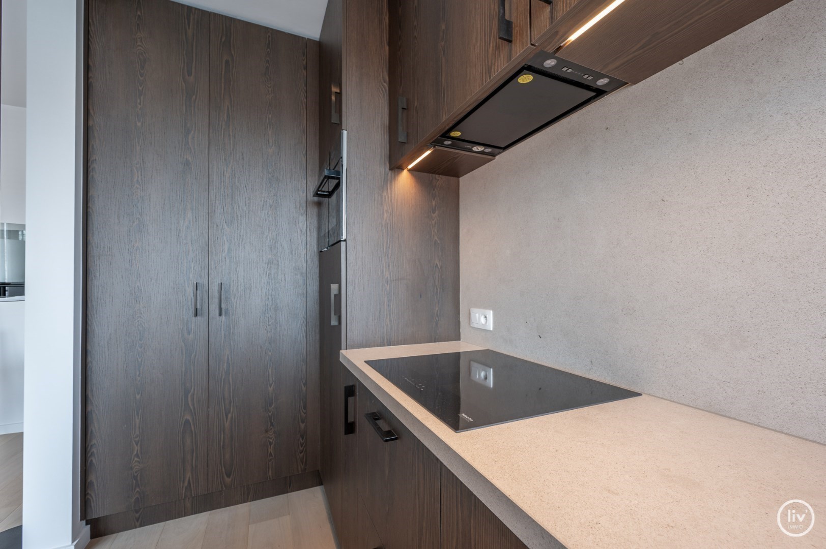 Volledig gerenoveerd 2 slaapkamer-appartement met een magnifiek OPEN ZICHT over de villa's te Churchilllaan. 