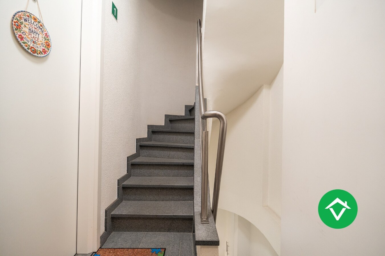 Instapklaar bemeubeld hoekappartement met 2 slaapkamers te koop in Oostende 