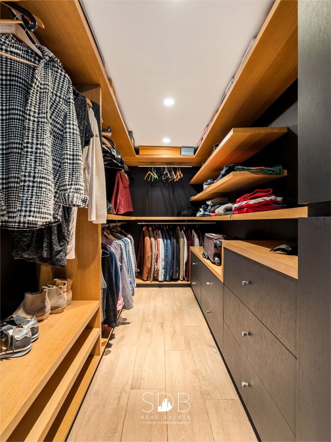 Prachtige villa in hoevestijl met bijgebouwen en graslanden op 89.070m² 