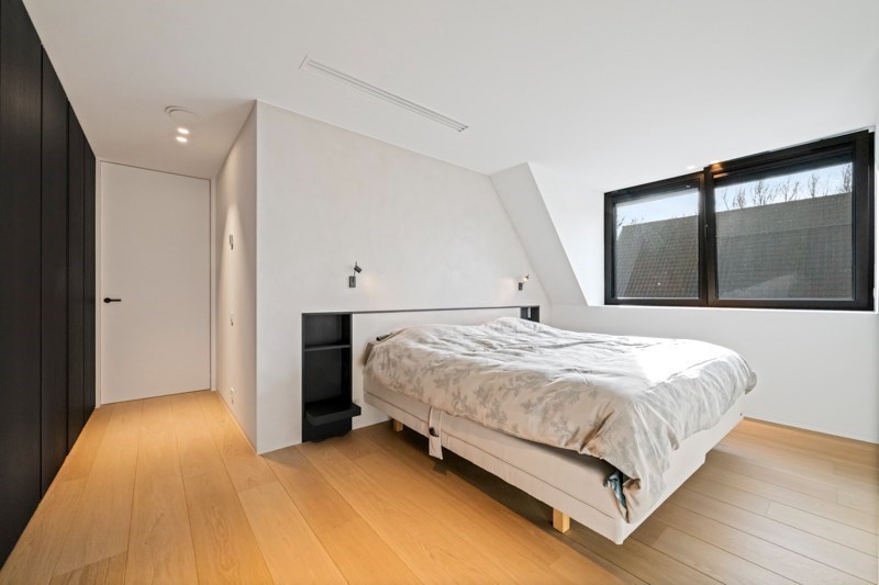 Magnifique villa jumelée récemment rénovée, située au calme entre le centre de Knokke et Le Zoute, avec une parfaite orientation Sud-Ouest. 