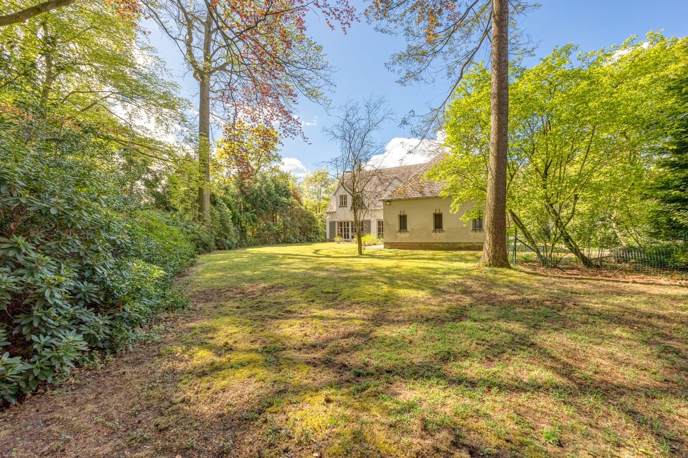 Villa met praktijkruimte en dubbele garage op riant perceel van 2.010 m² te Schoten 