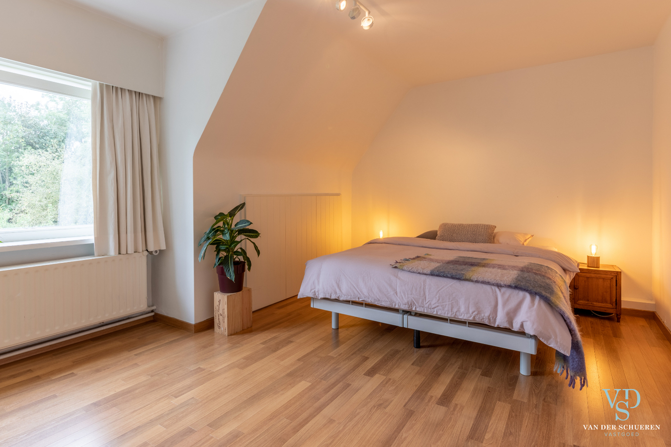 Authentiek landhuis met 5 ruime slaapkamers én gelijkvloers bureau. 