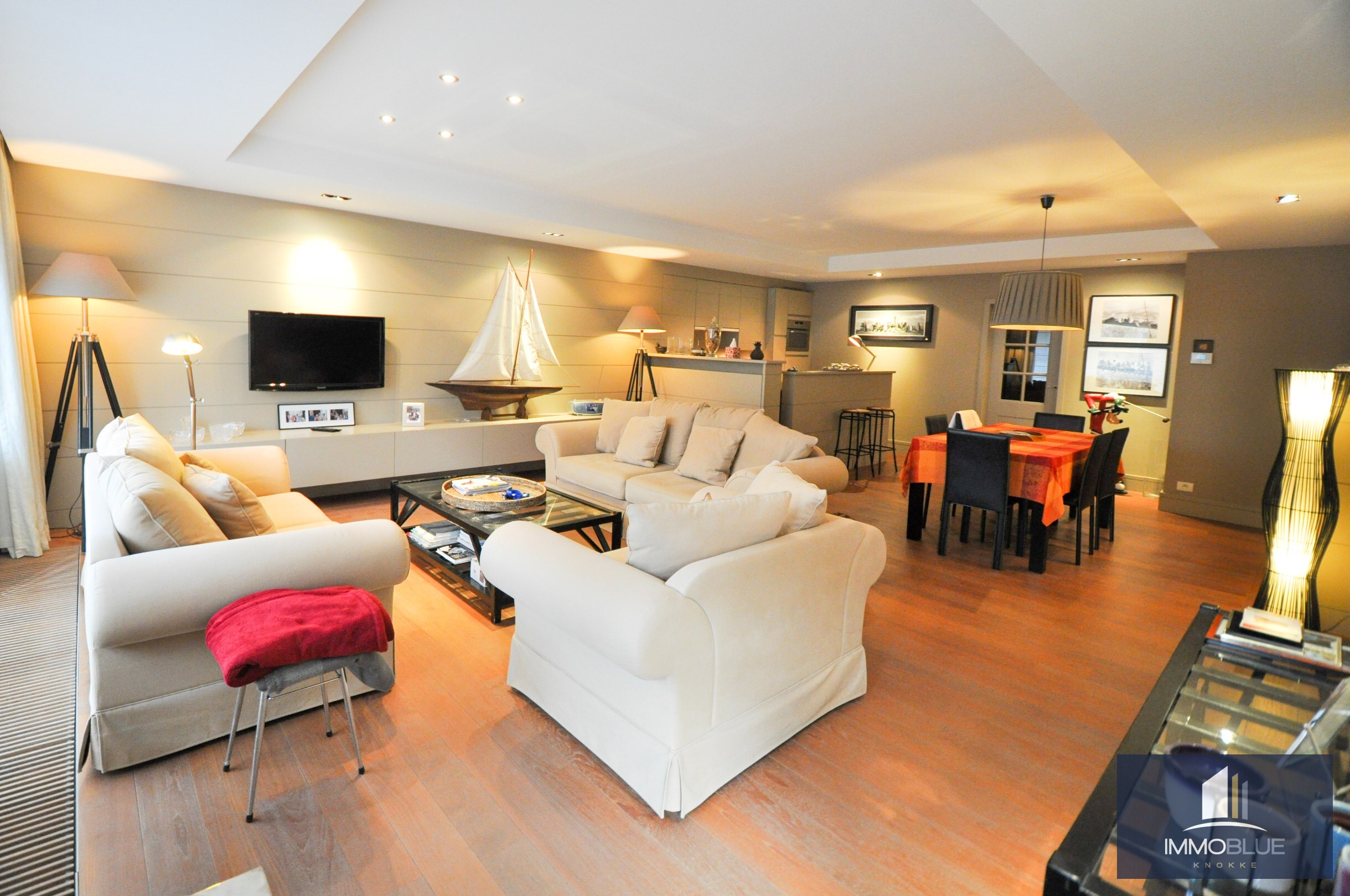 Appartement avec terrasse ensoleillée et garage intégré. 