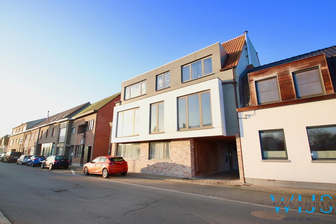 Recent tweeslaapkamer appartement met zonneterras &amp; garage te BASSEVELDE! 