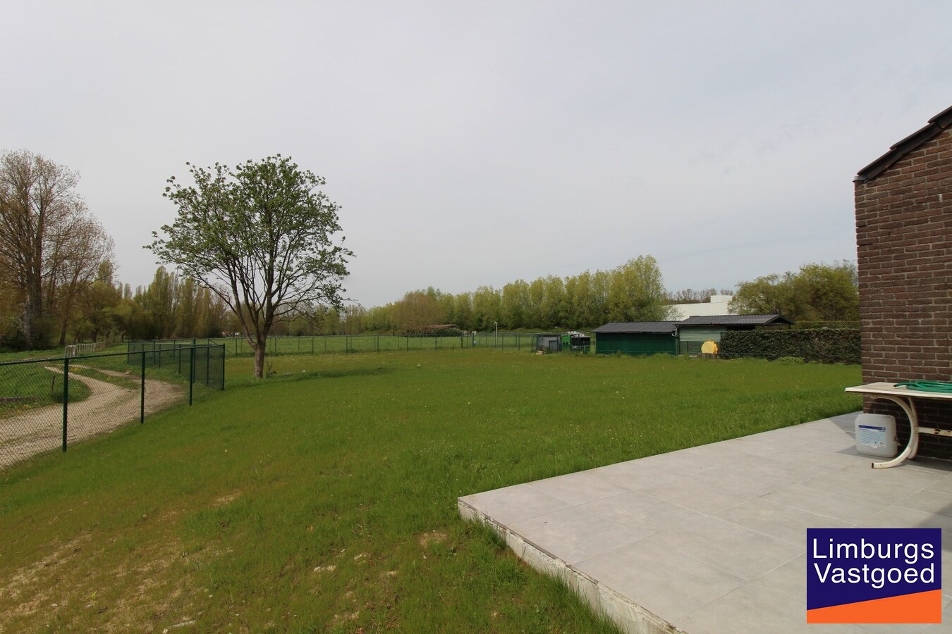 Ruime villa, 308m², 4 slpk, uitzicht op velden, 19a49ca 