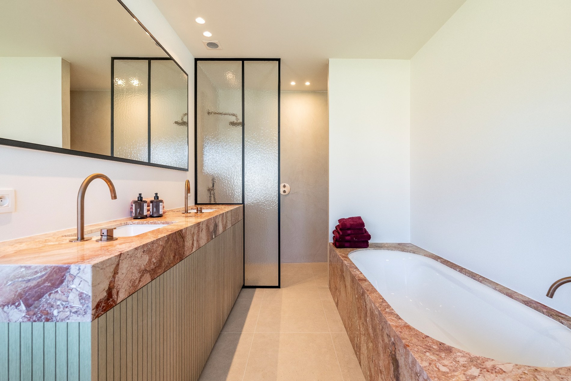 Indrukwekkende nieuwbouwvilla in hartje Zoute op enkele passen van de golf te Knokke. 