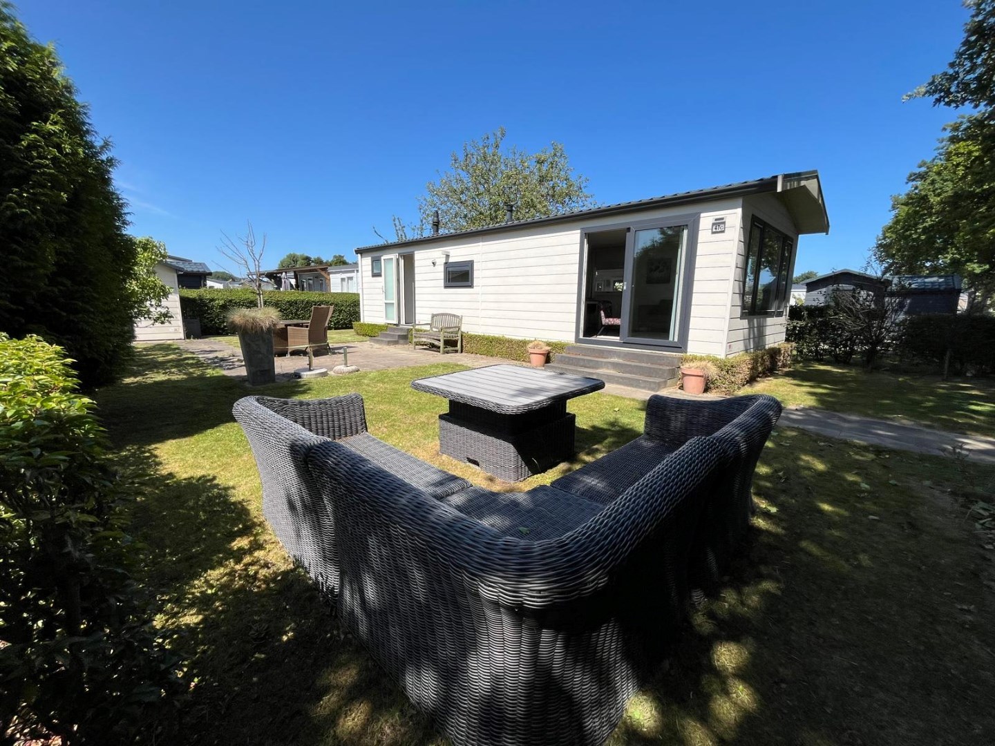 T.A. Makelaardij biedt aan: Goed onderhouden chalet (V47) op een rustige plek met veel privacy 