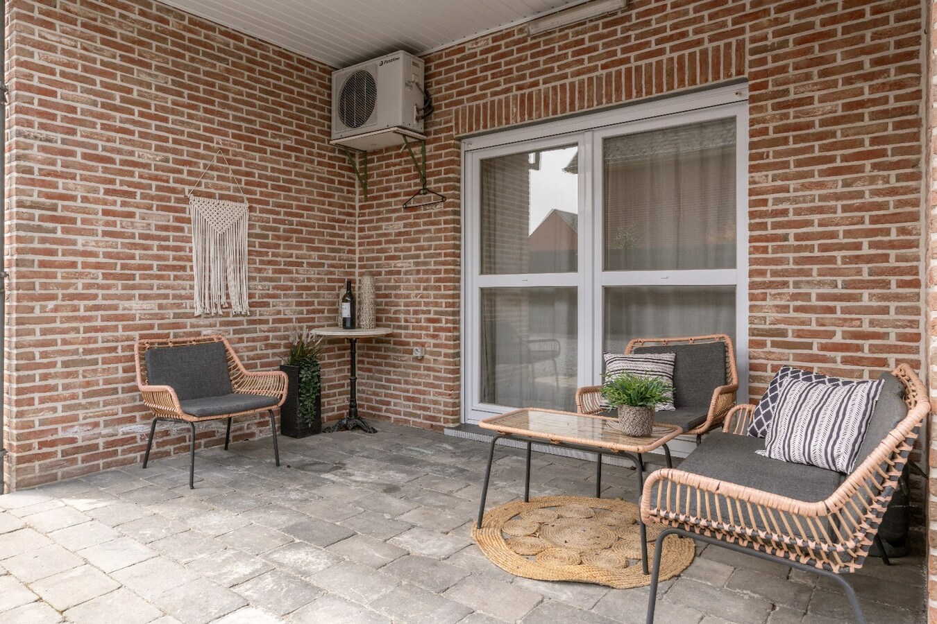 Ruime woning in Dorne(Maaseik) met 4 slaapkamers, gelegen op een uitzonderlijk ruim perceel. 