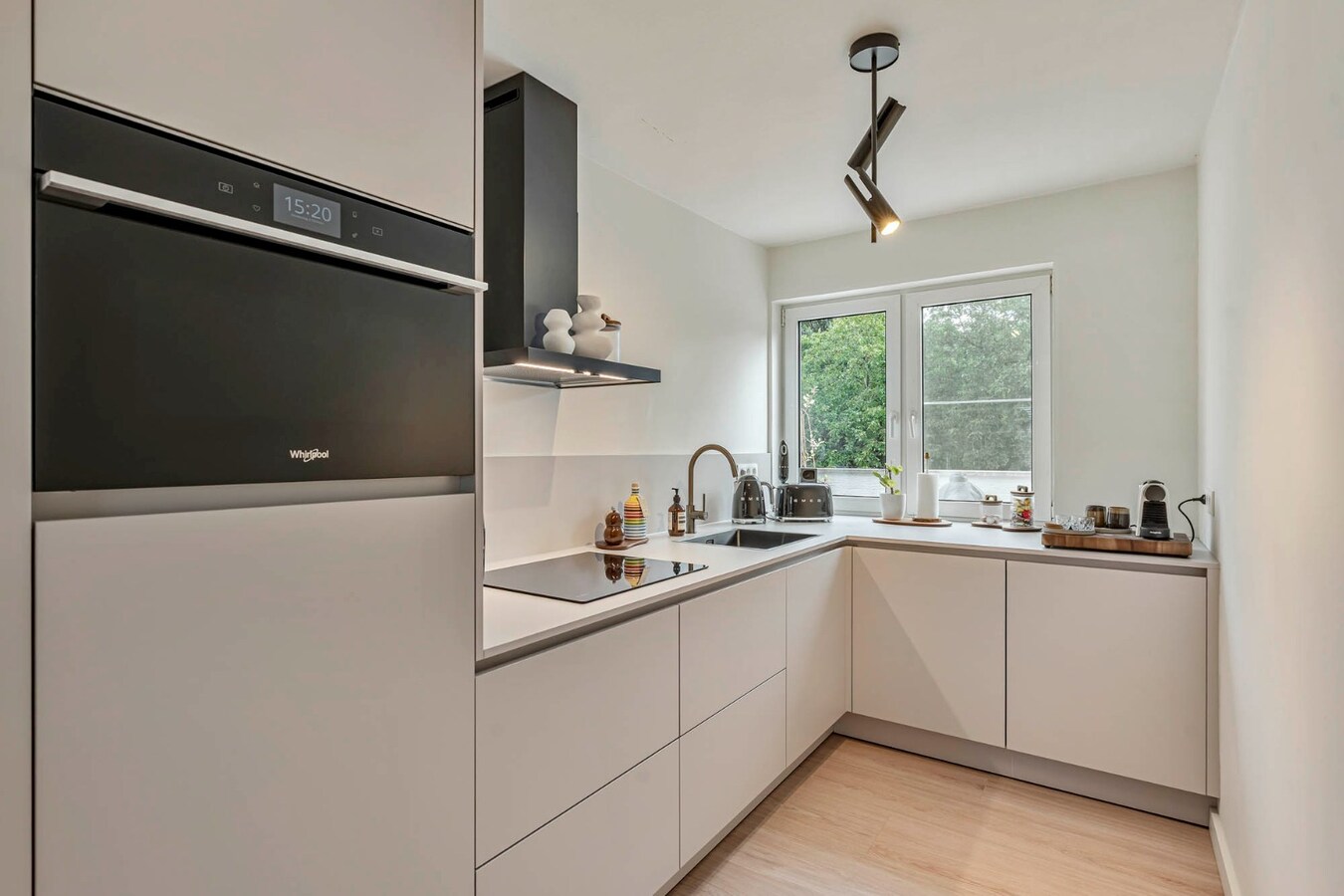 Comfortabel, mooi gerenoveerd duplex-appartement mét ruim terras en carport! 