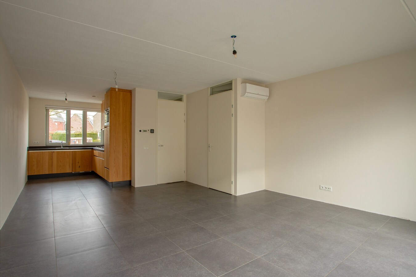 Moderne hoekwoning uit 2016 gelegen in een jonge en kindvriendelijke woonwijk in Lage Mierde. 