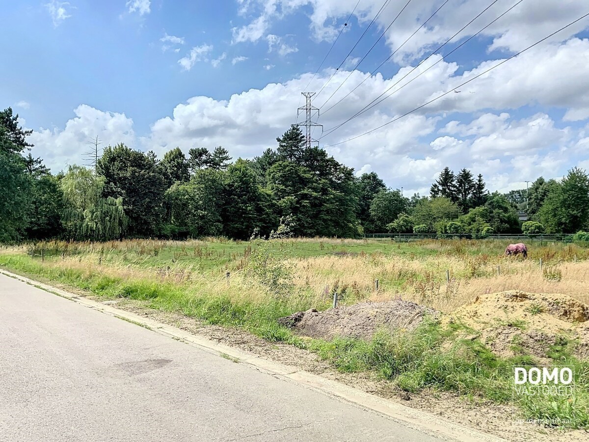 Ruime bouwgrond voor een half open bebouwing, gelegen op een perceel van 6a44ca. 