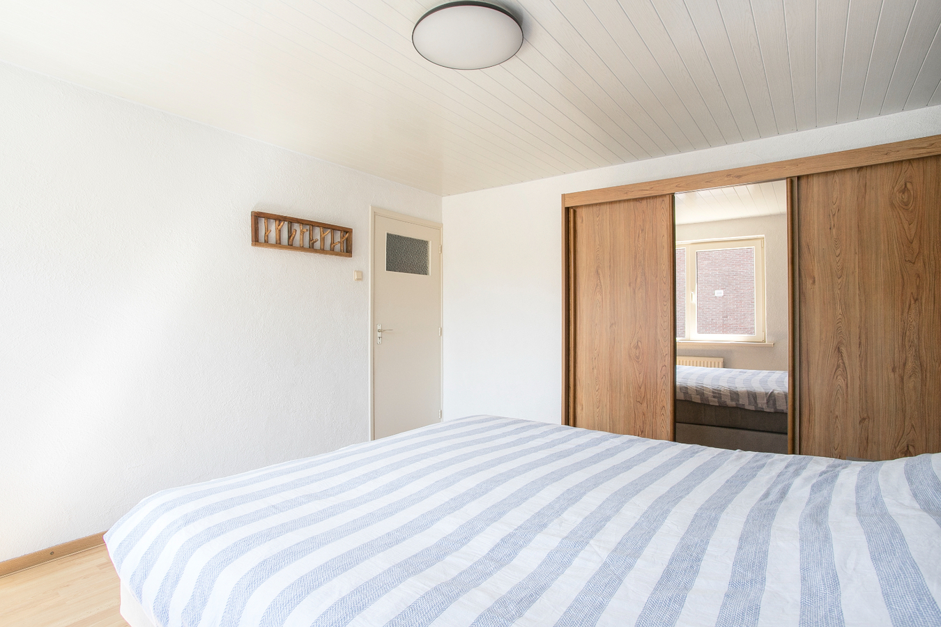 Instapklare eindwoning met 3 slaapkamers en grote zolderverdieping, berging en zonnige achtertuin. 