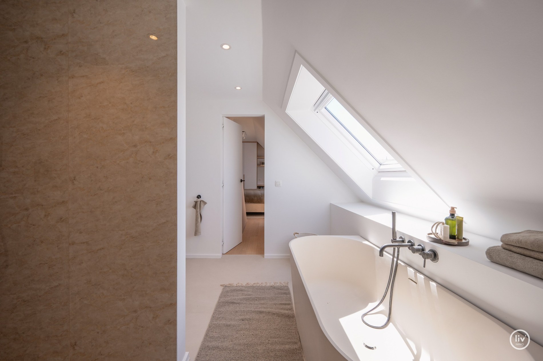 Prachtige ruime duplex (216 m2) top gerenoveerd gelegen op de Leopoldlaan te Knokke. 