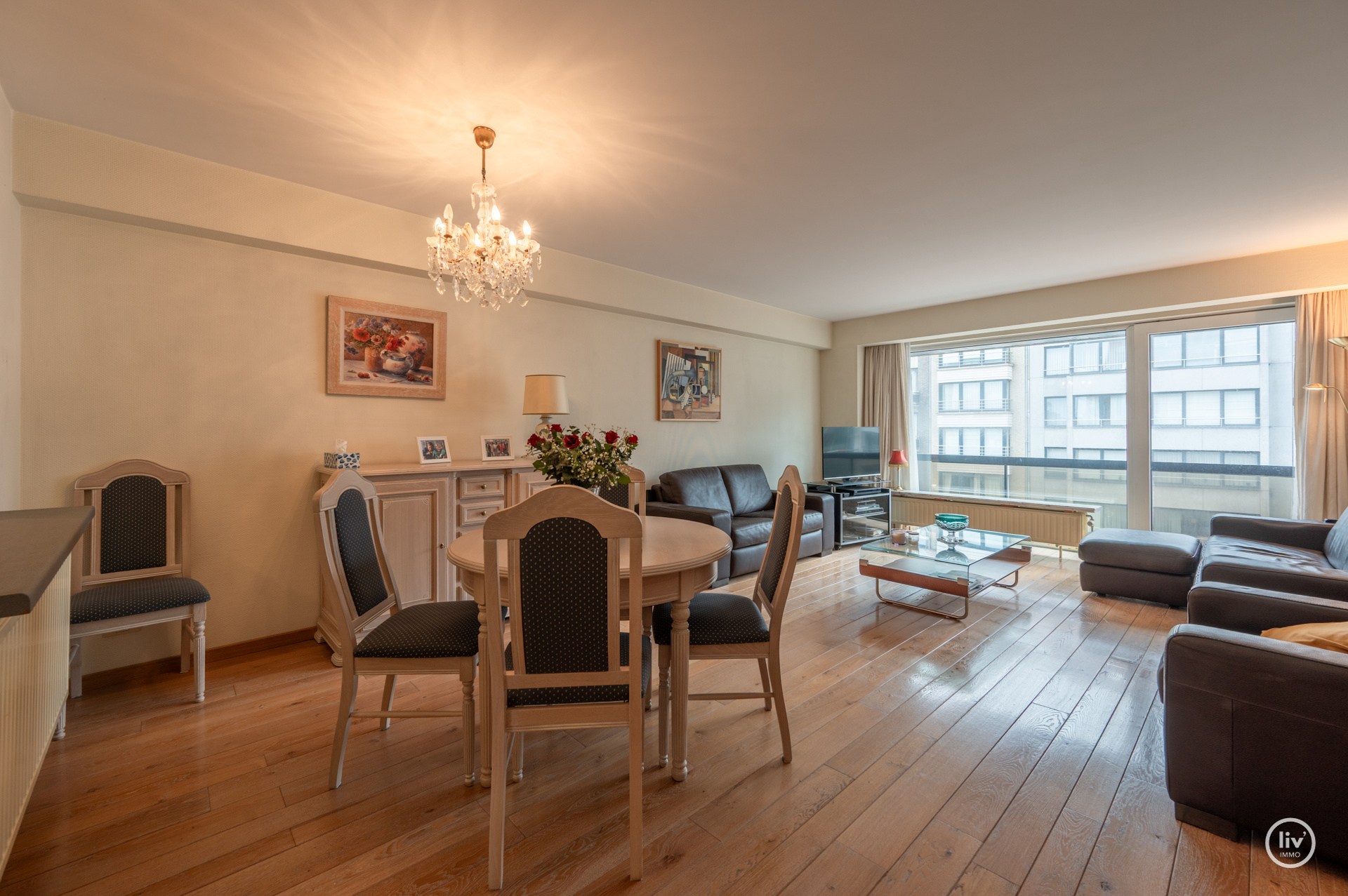 Aangenaam ruim 2 slaapkamerappartement met garage in het gebouw te Lippenslaan gelegen. 