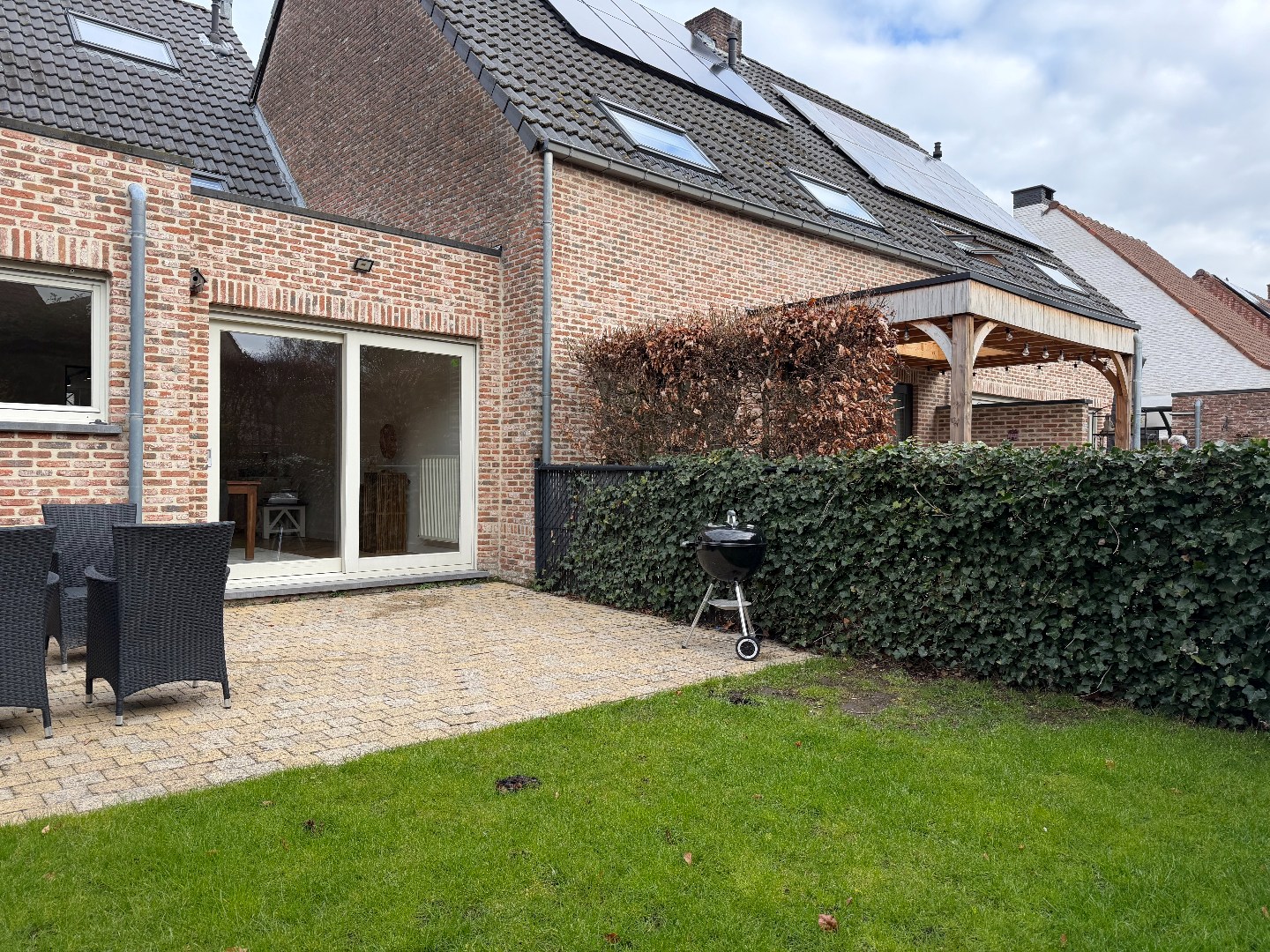 Charmante gerenoveerde rijwoning in pastoriestijl te koop in centrum Schilde 