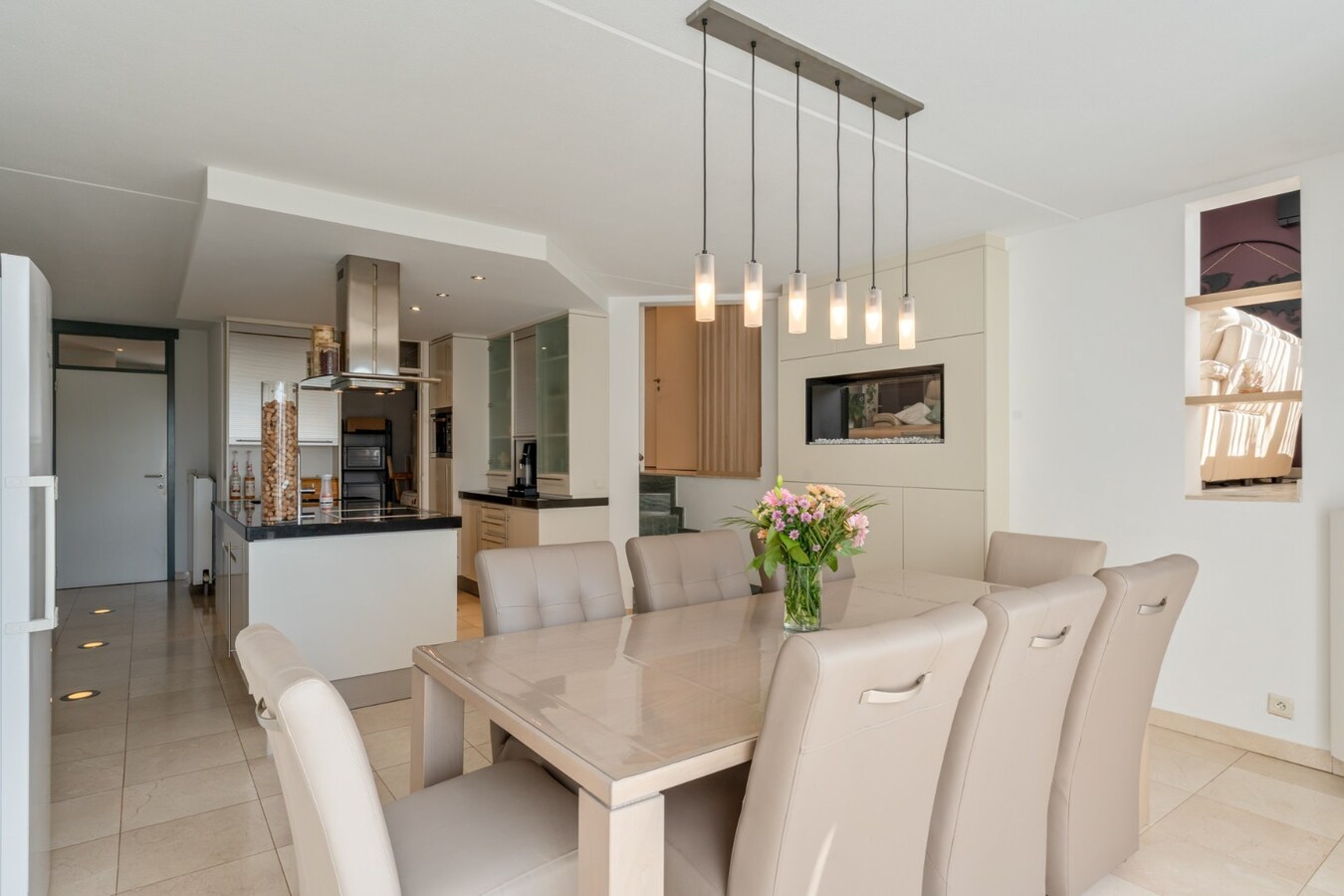 Zeer ruime, goed afgewerkte woning met diverse mogelijkheden nabij het centrum van Maaseik! 