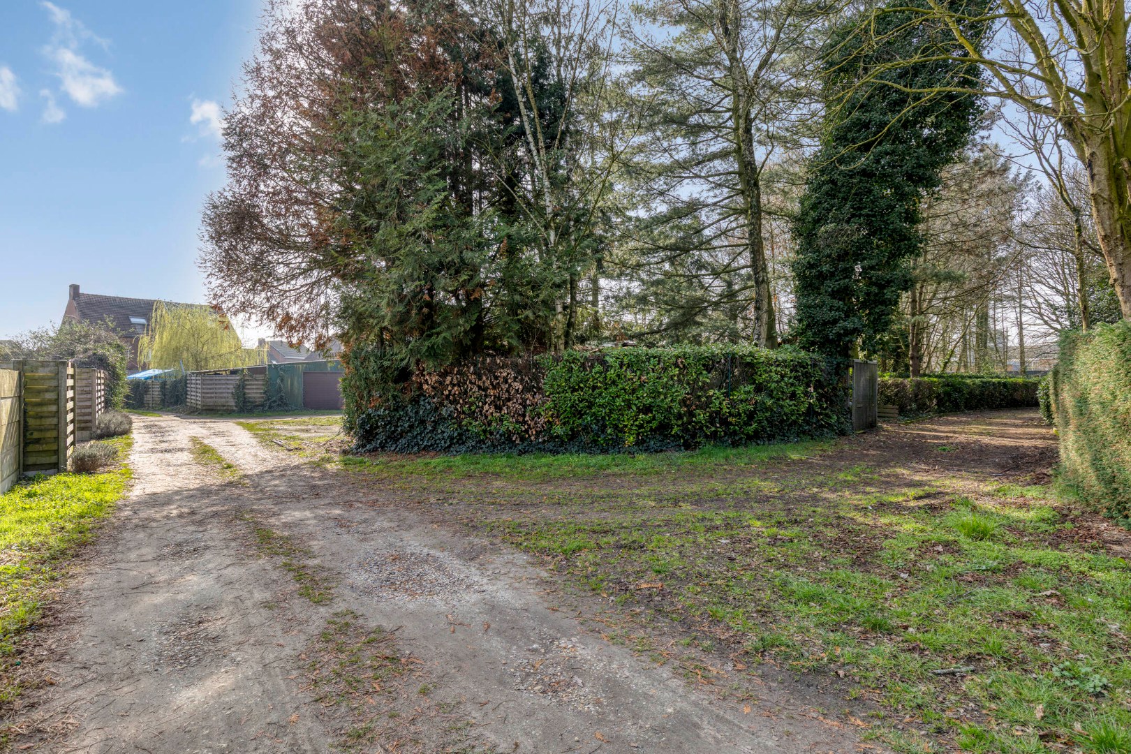 Handelsgelijkvloers met achter-inrit op commerciële ligging in centrum Geel 