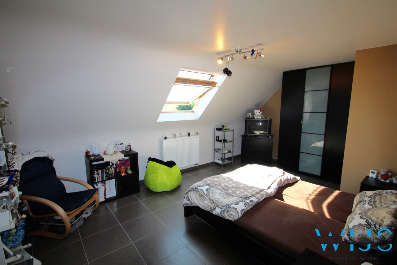 Zeer ruim instapklaar 4 slaapkamerappartement met garage en staanplaats te ERTVELDE 