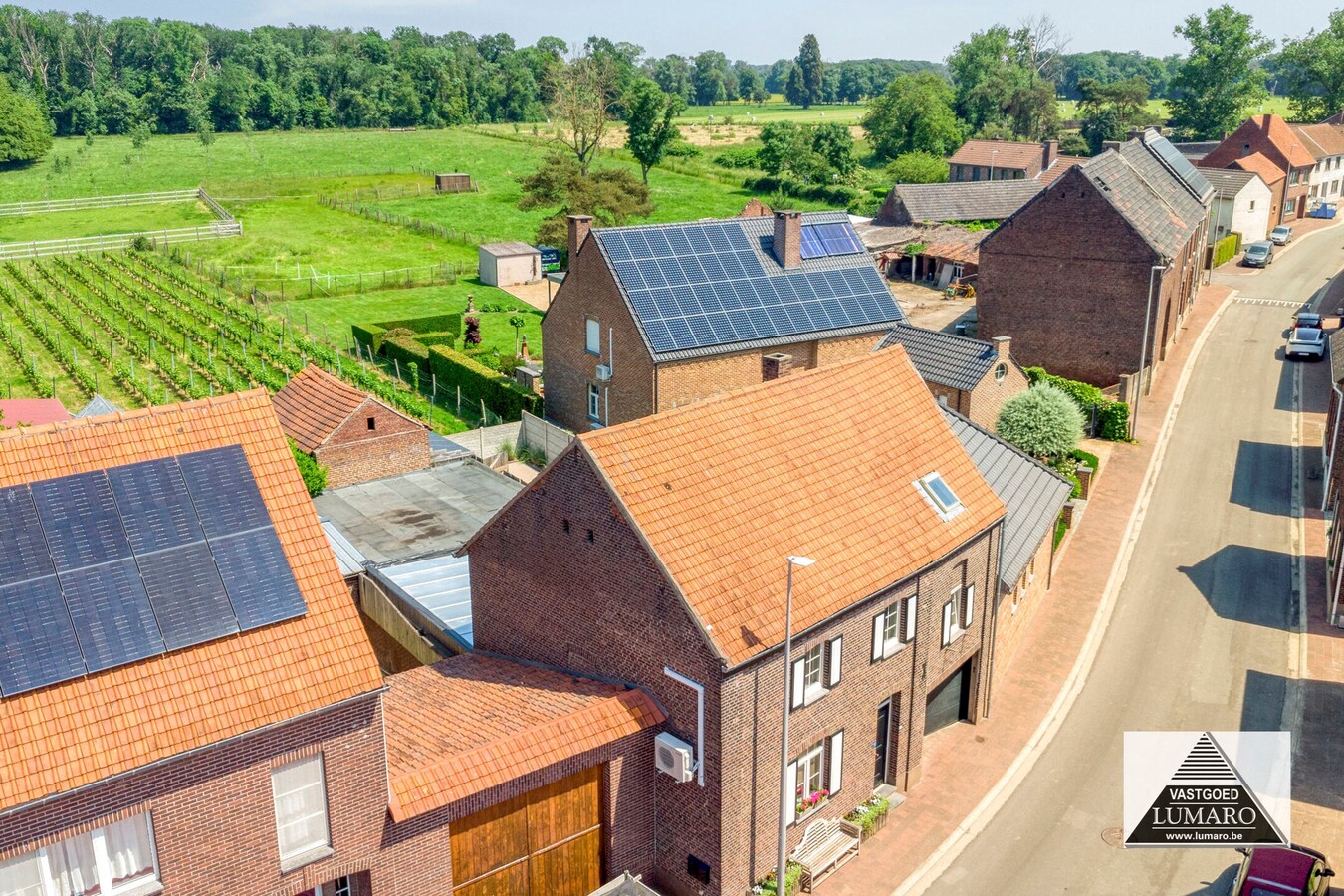 Charmant Leut : eigendom opgedeeld in 2 appartementen. Veranda,  2 garages. 