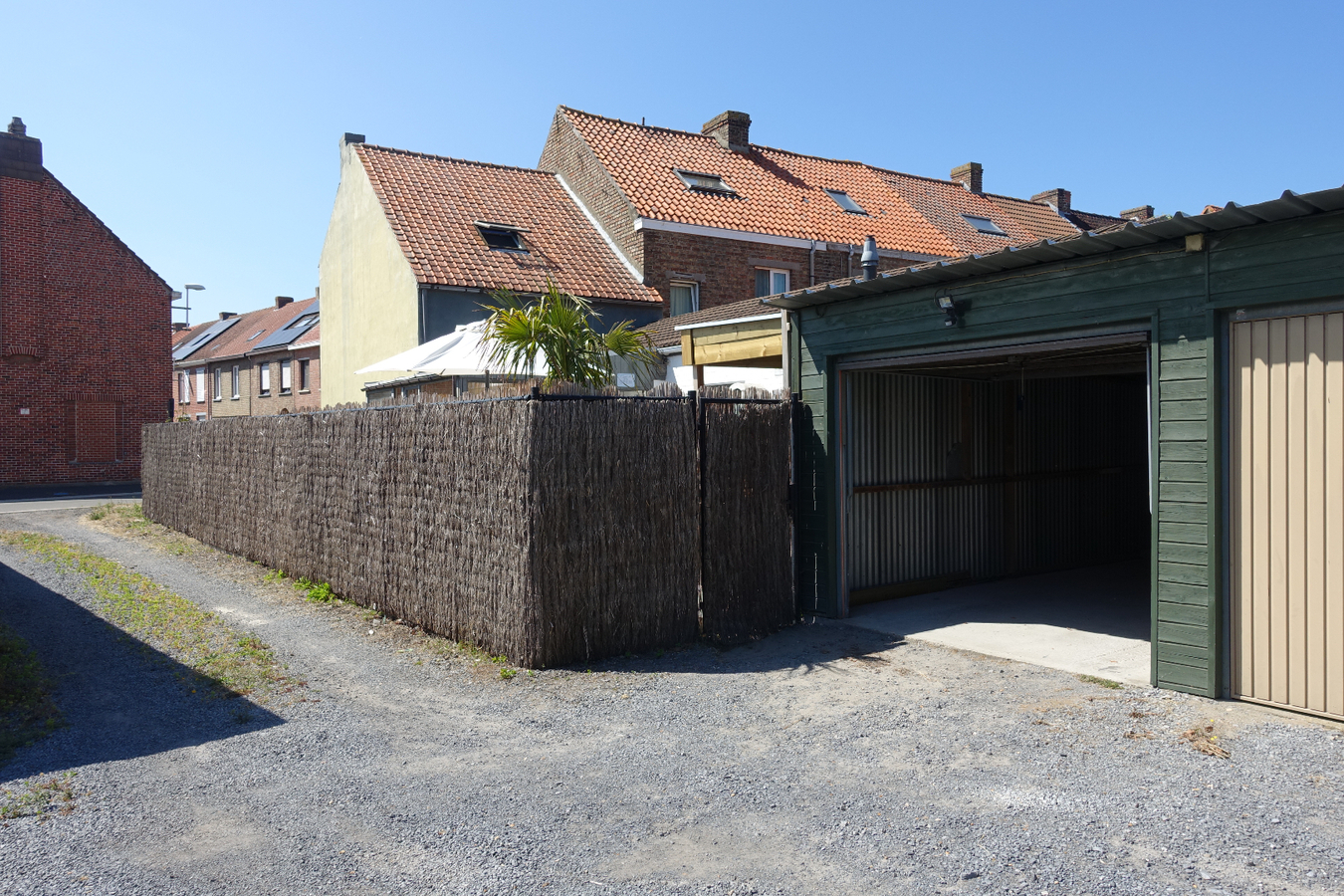 Goed gelegen hoekwoning met gezellige tuin en garage 