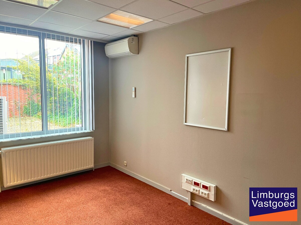 Kantoorgebouw 482m² op 3a85ca met tuin en garage op commerciële topligging 