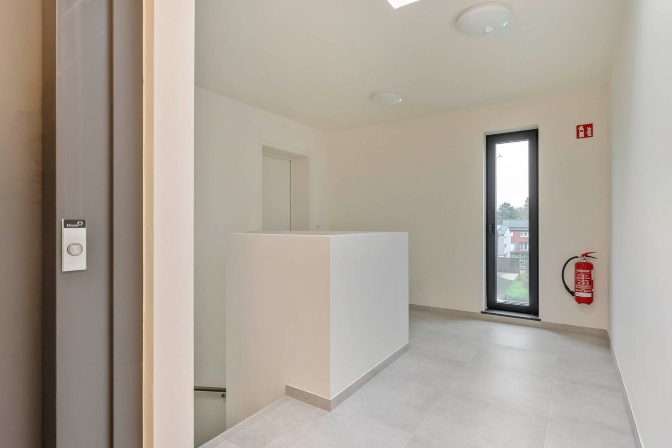 Recent duplex appartement met 2 slaapkamers en garage. 