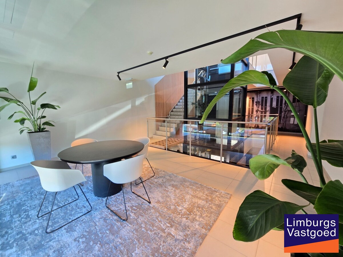 Terbeschikkingstelling van infrastructuur in vernieuwde kantoren met parking, v.a. 21 m², Genk-Noord 