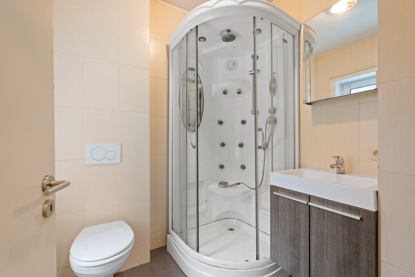 Uitstekend gelegen opbrengsteigendom op de Grote Markt van Diksmuide 