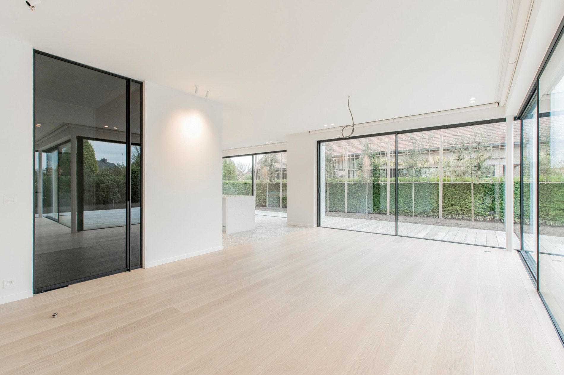 À LOUER : Villa de construction récente et élégante de 2021 alliant confort contemporain et grands volumes de vie, située dans un emplacement exceptionnel à proximité du centre de Knokke-Heist. 