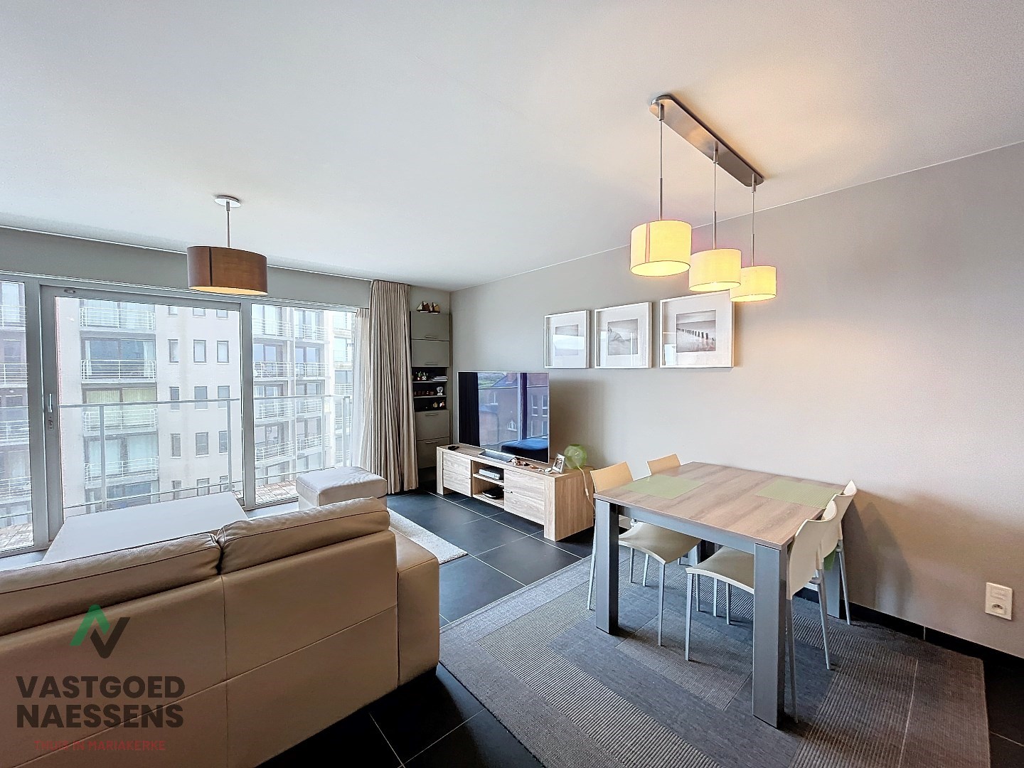 Appartement prêt à emménager avec 2 chambres et vue latérale sur la mer. 