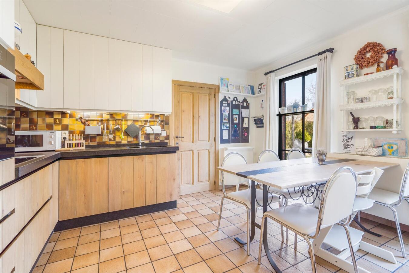 Verrassend ruime, alleenstaande woning met fraai aangelegde, zuidgerichte tuin 
