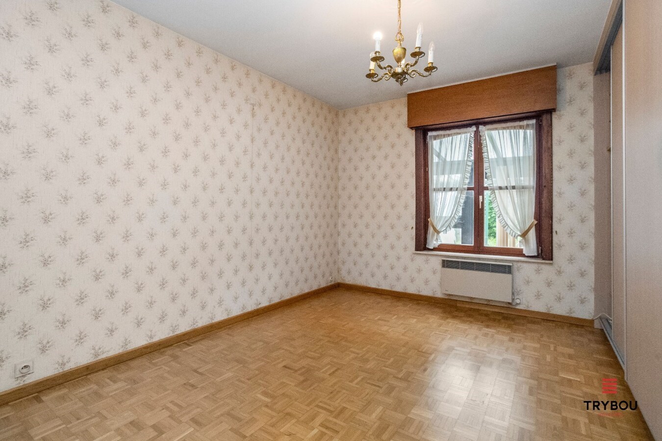 Statige villa, met enorm veel mogelijkheden, te koop in centrum Houthulst. 