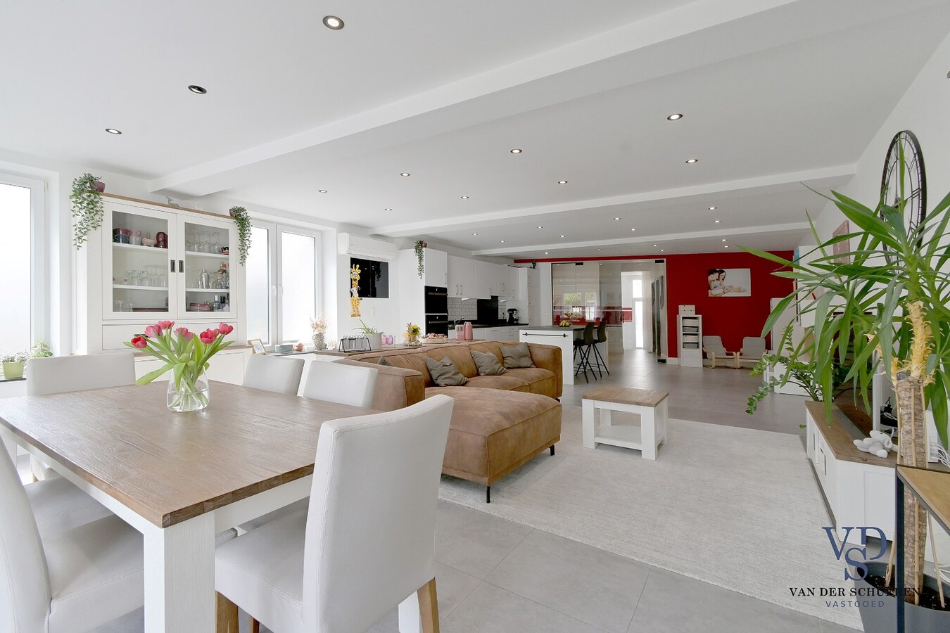 Ruime, instapklare gezinswoning in centrum Gavere. 